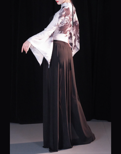 ベリーダンスのレッスン着として使用できるブラックのセットアップを背面から撮影。衣装としても使えるデザインで、背中から全身のラインが分かる写真。