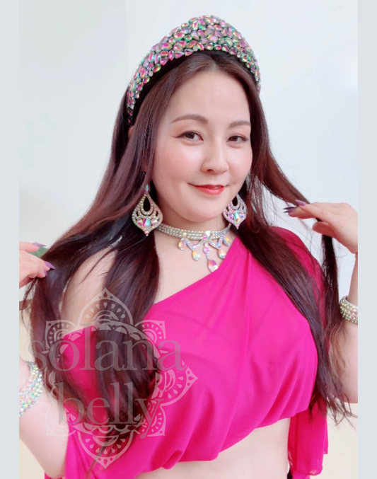 ピンクのベリーダンス衣装にジュエルカチューシャを合わせ、顔まわりに華やかさを添えた着用イメージ