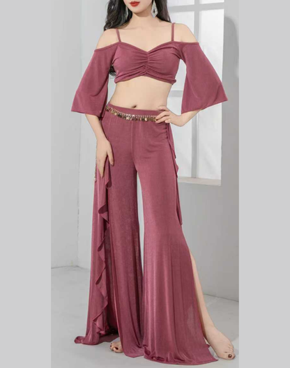 左脚を前に出した瞬間を写した、パープルのベリーダンス衣装としても使えるレッスン着で、フリルとスリットの動きが分かる構図。