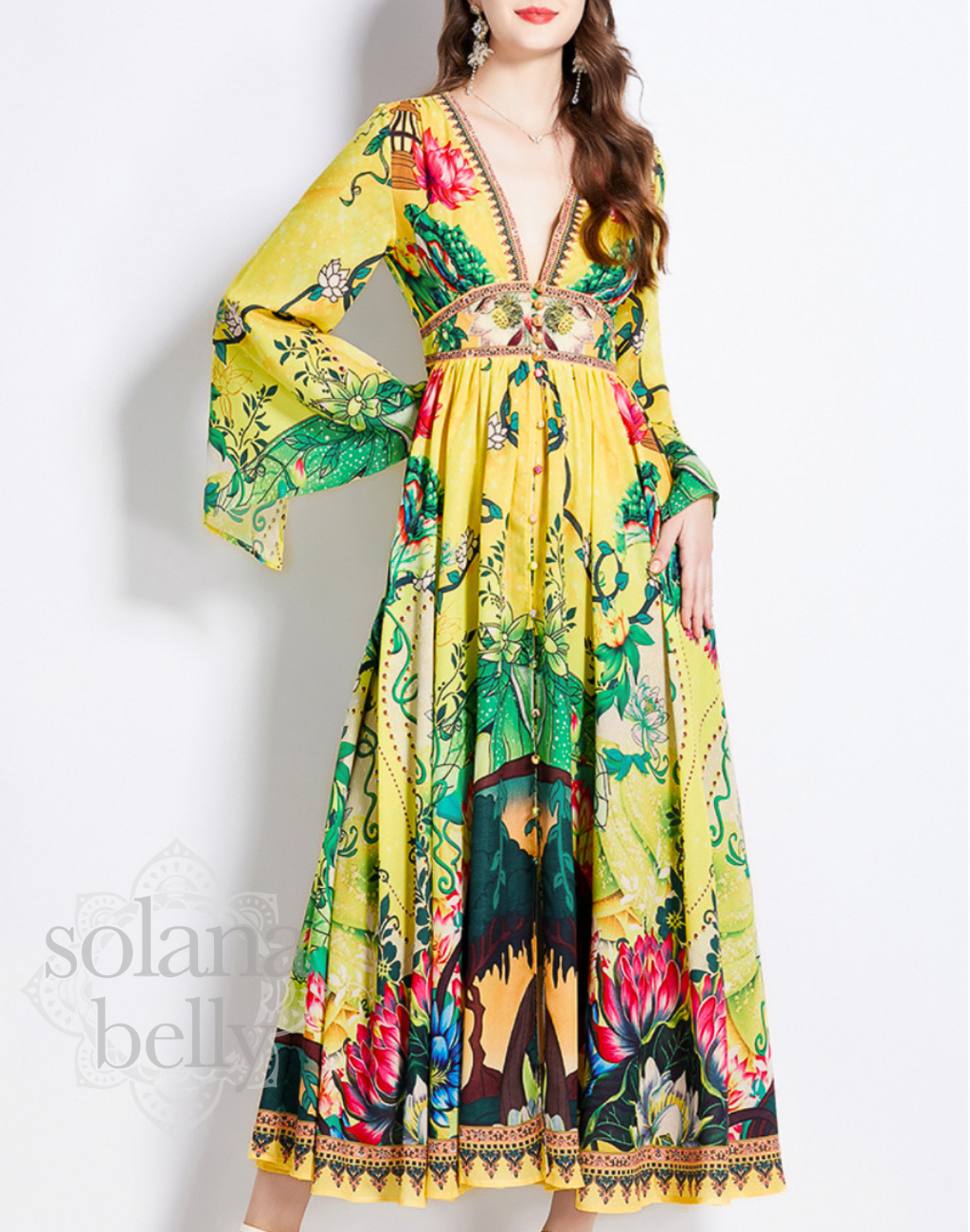 自然な立ち姿で前開き仕様とウエスト位置が分かる、ベリーダンス衣装・レッスン着対応のガラベーヤワンピース。重ね着したときのシルエットを確認しやすい正面写真。