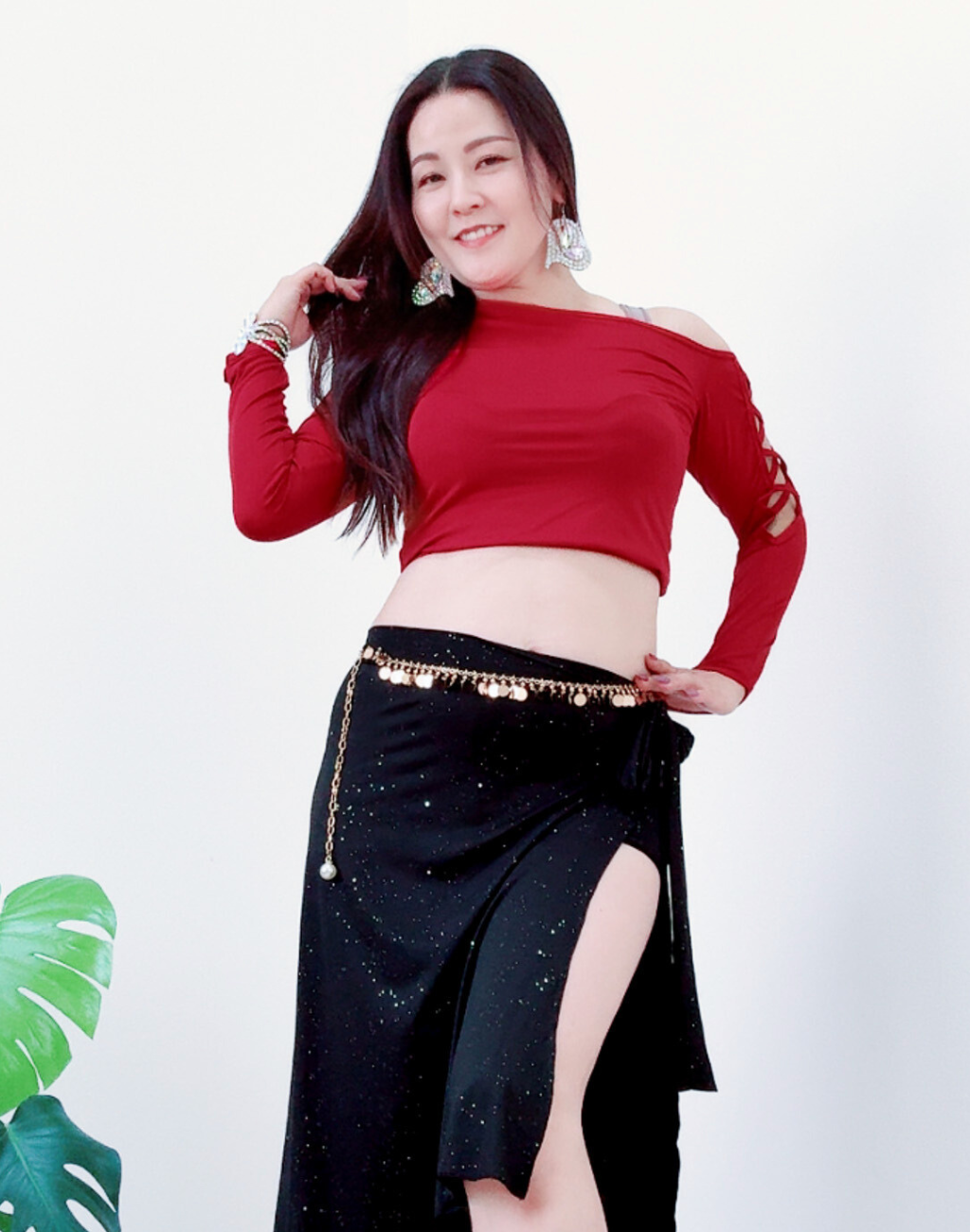 赤と黒のベリーダンス衣装に合わせたハートモチーフのアクセサリー。レッスン着にも取り入れやすいピアスとイヤリングの存在感が分かる全身構図。