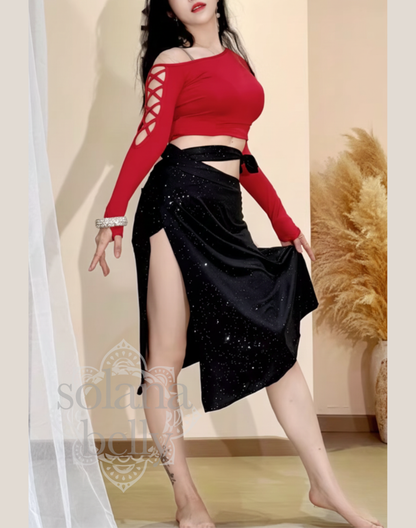 脚を前に踏み出した動きのある姿を捉えた、ベリーダンスのレッスン着。衣装としても着用でき、スカートの揺れが動作の流れを伝える。