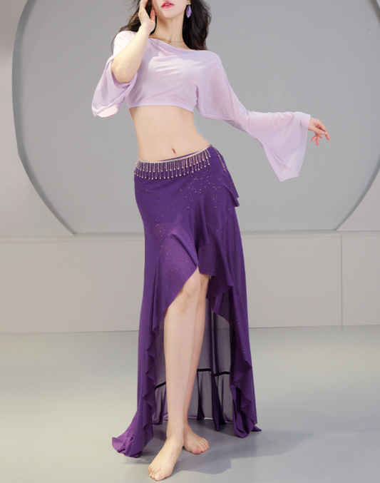 腕を上げた動きの中で着用するパープルのベリーダンス レッスン着。衣装としても使える軽やかな揺れが伝わり、初心者が動きを確認しやすい構図。