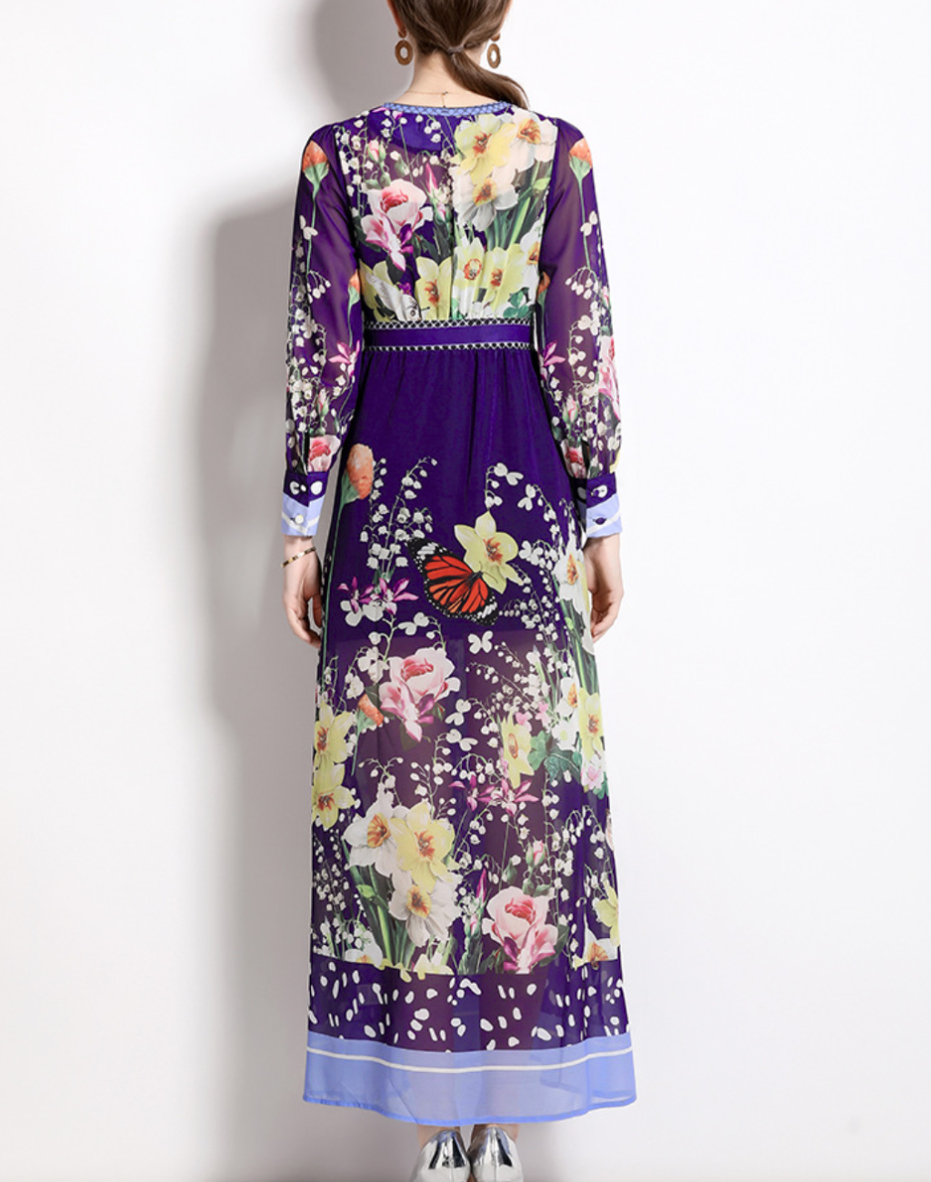 背面から見たガラベーヤワンピースの全体像。ベリーダンス衣装を覆うようにデザインされ、カラフルな模様がステージの光を柔らかく反射する。