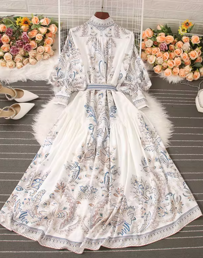 背中まで流れる装飾模様が印象的なホワイトのガラベーヤワンピース。ショーや発表会の移動にも使いやすい。