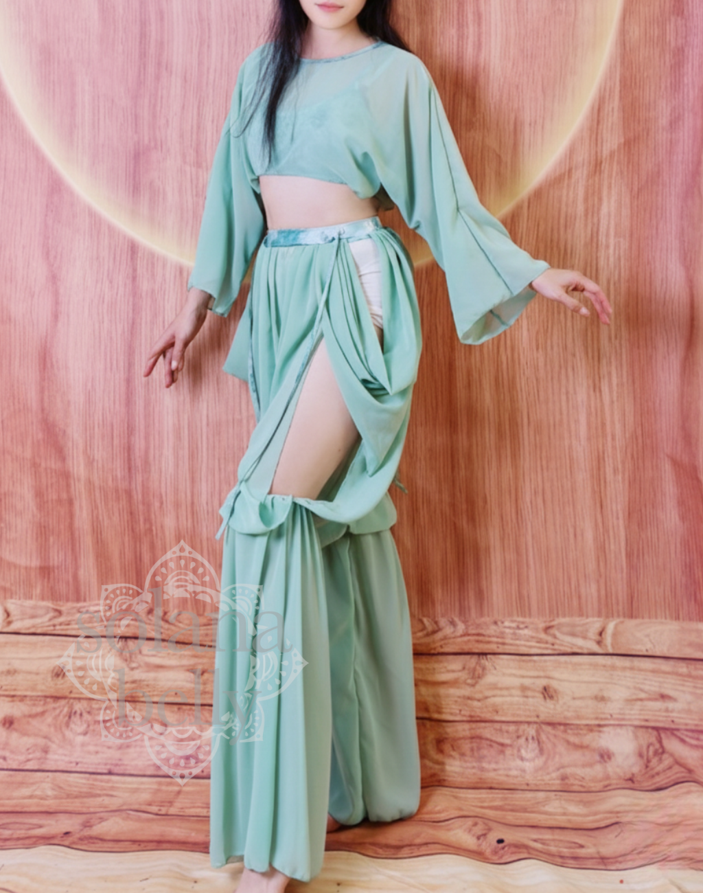 ベリーダンス衣装としても使える華やかさ。今季のトレンド、４点セットのお得なワイドパンツセットアップ。レッスン着を着用しモデルが横向きにポーズをとっている構図。