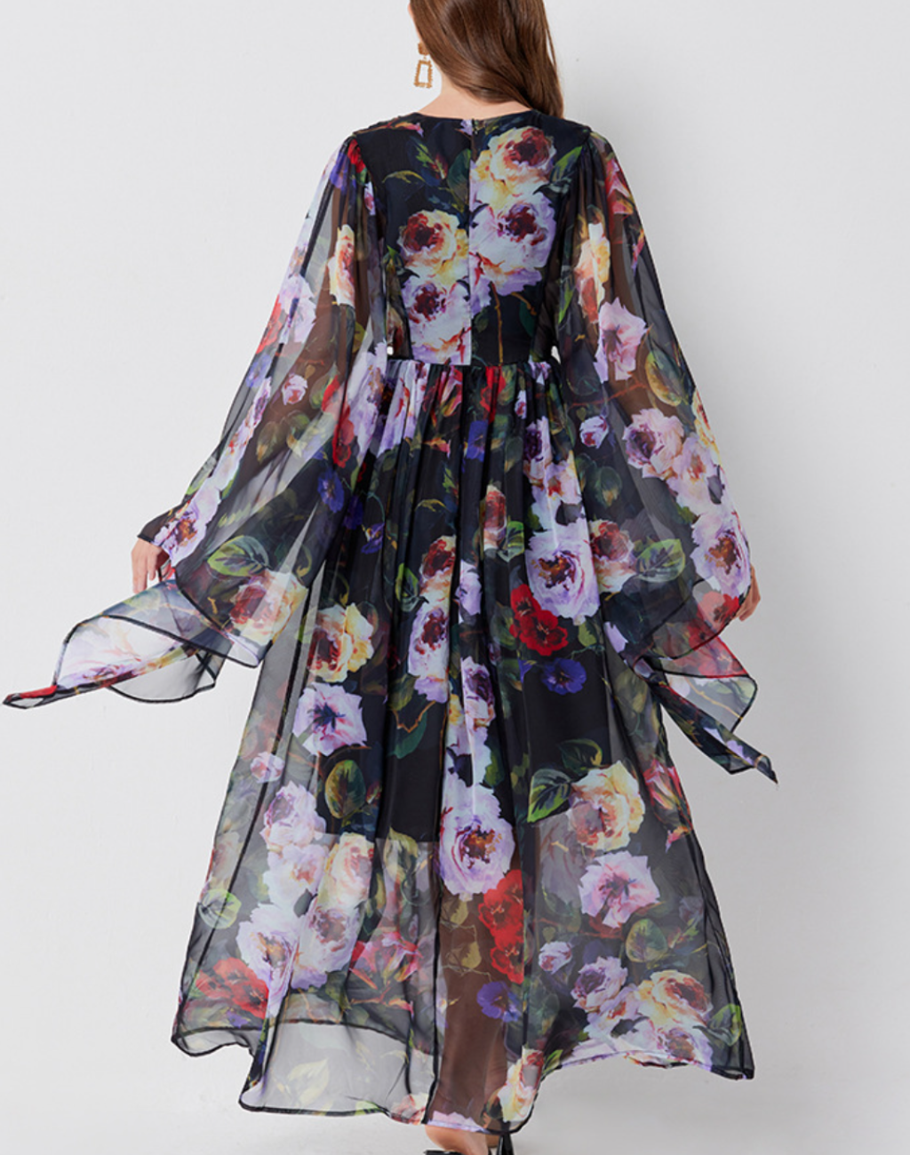 背面から撮影したガラベーヤワンピース。
ベリーダンス衣装やレッスン着の上に羽織れるデザインで、後ろ姿でも袖の広がりと花柄の流れが美しく見える。