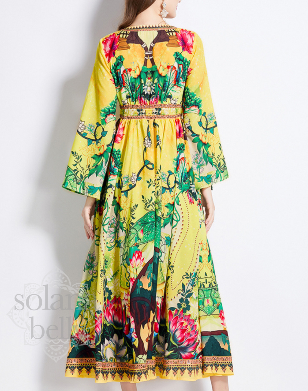 背面から撮影されたガラベーヤワンピースの後ろ姿。背中全体の柄配置と落ち感が分かり、ベリーダンス衣装やレッスン着の上に羽織った際の印象を確認できる。