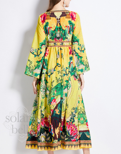 背面から撮影されたガラベーヤワンピースの後ろ姿。背中全体の柄配置と落ち感が分かり、ベリーダンス衣装やレッスン着の上に羽織った際の印象を確認できる。