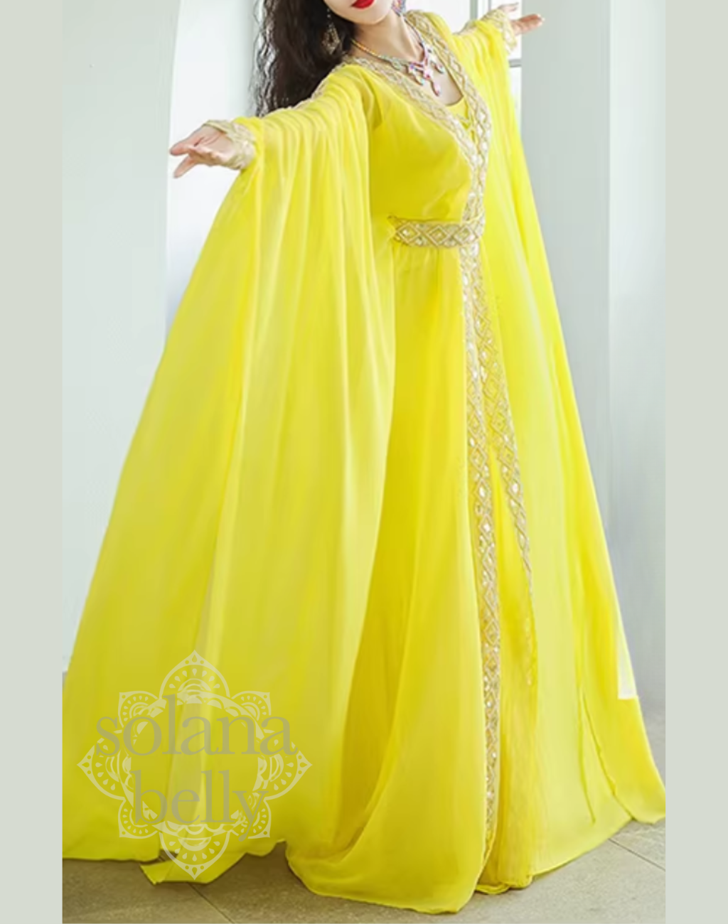 斜め前から撮影し、片側に広がるケープのボリュームを強調したベリーダンス衣装 ハリージドレス。歩行や回転時の布の動きが伝わるカット。