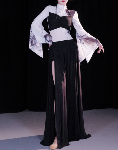 ベリーダンスのレッスン着として着用したブラックのセットアップを正面から撮影。衣装としても使えるデザインで、全身のシルエットが分かる写真。