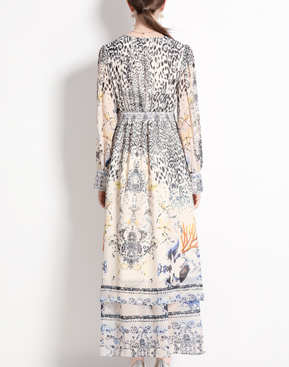 ベリーダンスのレッスン着や衣装に重ねて着用できるガラベーヤワンピースを、背面から見たシルエットが分かる後ろ姿の着用イメージ。