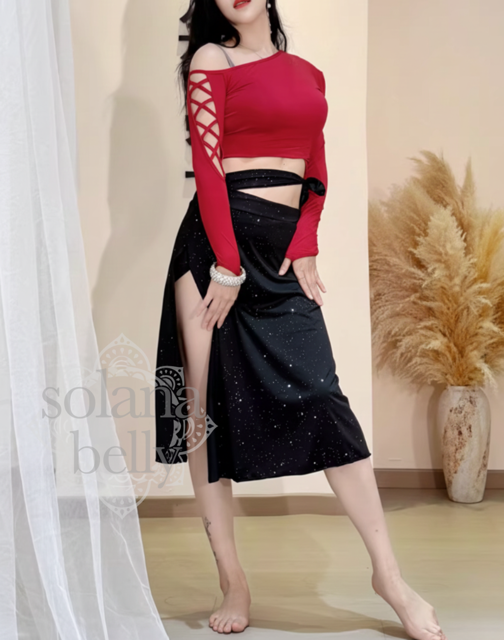 身体を斜めに向けたポーズで、ベリーダンスの動きを確認できるレッスン着。衣装としても使えるため、腰から脚にかけてのラインが見やすい。