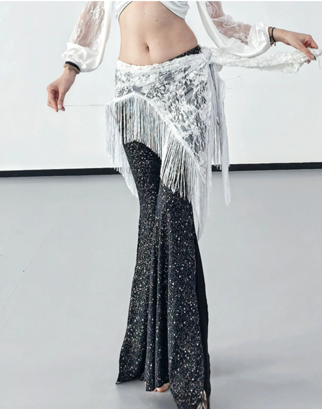 ベリーダンス衣装、レッスン着に合わせるヒップスカーフを腰に巻いてポーズをとっているベリーダンス初心者の女性。