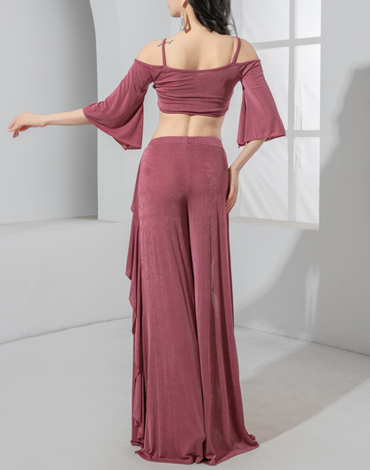 背面から撮影したパープルのベリーダンス衣装としても使えるレッスン着で、トップスの後ろ姿とワイドパンツの広がりが分かる。