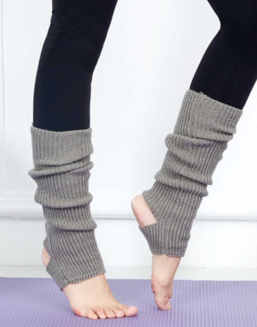 ベリーダンスのレッスン着や衣装に合わせたグレーのレッグウォーマーを着用し、床に立った状態で足元のフィット感と丈感が分かる着用イメージ