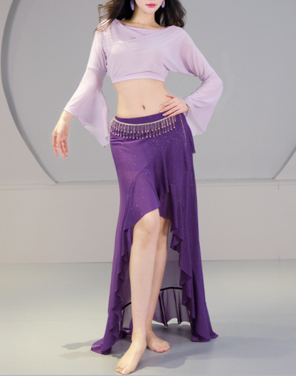パープルのベリーダンス レッスン着を正面から着用した全身写真。スリット入りスカートと長袖トップスで、初心者にも分かりやすく衣装としても使えるバランスを確認できる。