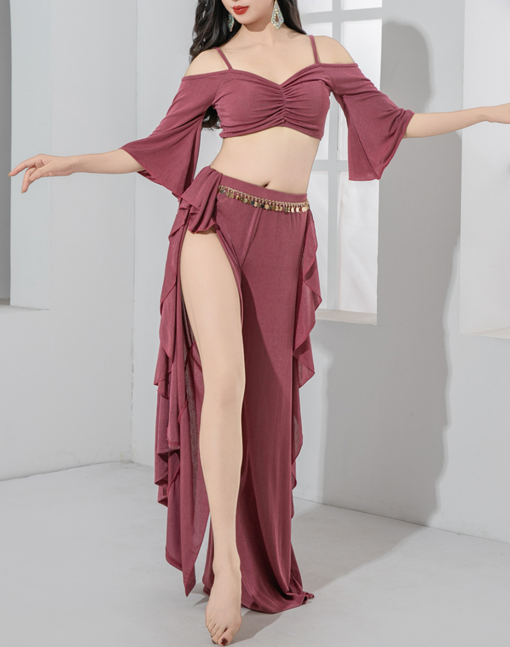 正面で静止した姿勢のパープルのベリーダンス衣装としても使えるレッスン着で、ワイドパンツの自然な落ち感が見える。