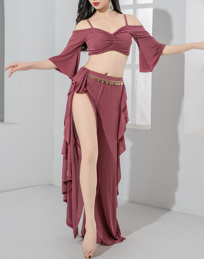 正面で静止した姿勢のパープルのベリーダンス衣装としても使えるレッスン着で、ワイドパンツの自然な落ち感が見える。