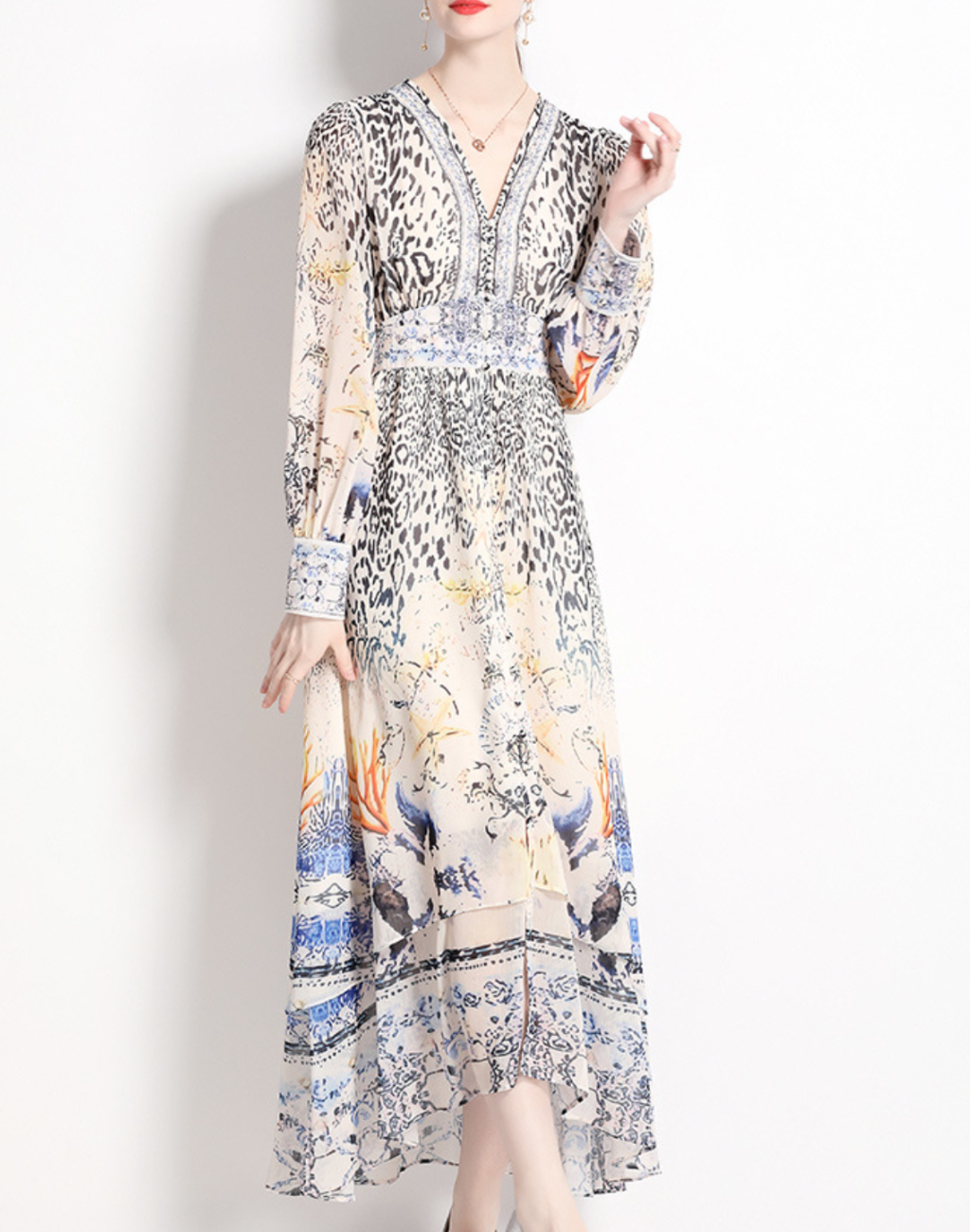 ベリーダンス衣装の上に羽織れるガラベーヤワンピースとして、前開き仕様と柄の配置が分かる立ち姿の着用写真。