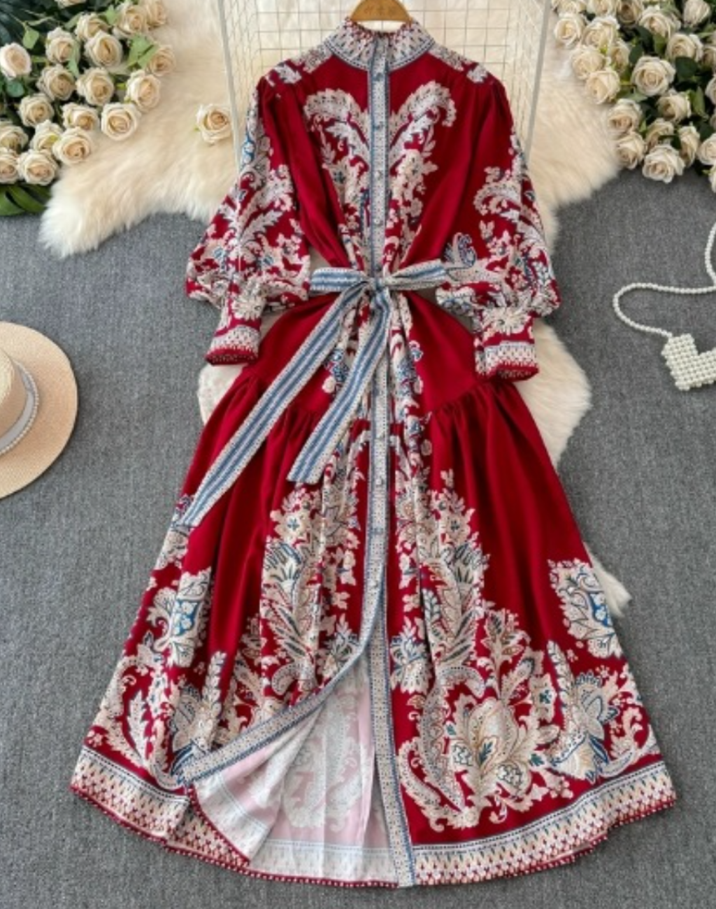 オリエンタル模様が際立つガラベーヤワンピース。ベリーダンス衣装の上に羽織れる上品な一着。