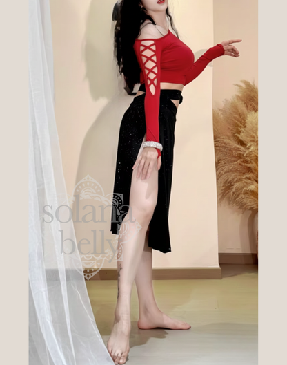 横向きの立ち姿で全身バランスが分かる、ベリーダンス衣装にも使えるレッスン着。トップスとスカートの配色と丈感が把握しやすい構図。