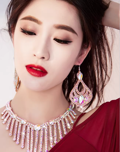 ベリーダンス衣装とコーディネートしたアクセサリーとして、レッスン着にもなじむオリエンタルドロップのピアスが、顔まわりの動きに合わせて自然に揺れる着用写真