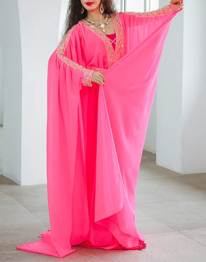 片腕で生地を持ち上げ、ドレープの広がりを強調したベリーダンス衣装 ハリージドレス。シフォン素材の軽やかさとボリューム感が分かるピンクカラー。