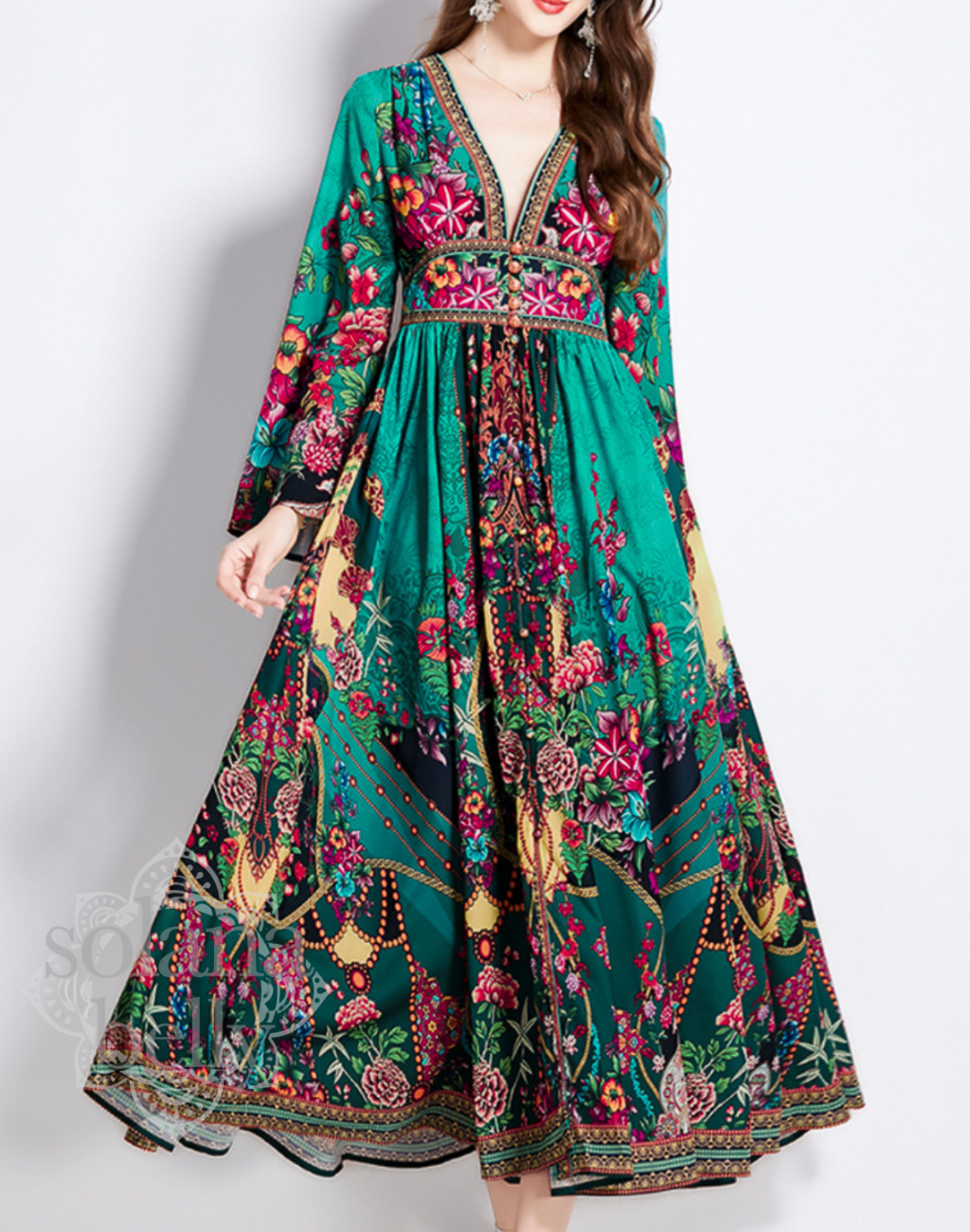 腕を下ろした立ち姿で撮影された、ベリーダンス衣装・レッスン着の上に着用できるガラベーヤワンピース。ウエスト位置と前開き仕様が分かりやすいグリーンカラーの正面カット。