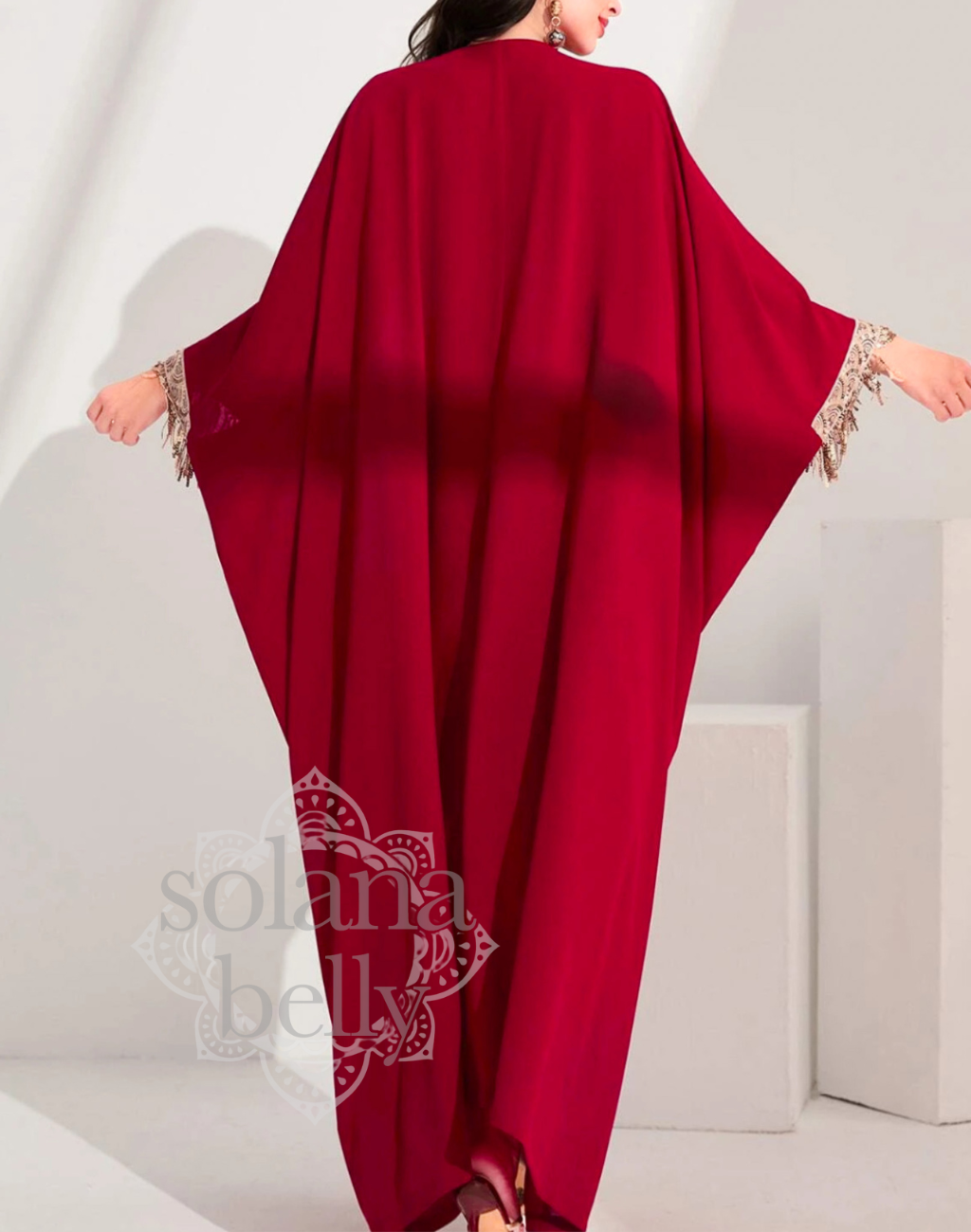 背面から見たベリーダンス衣装用ガラベーヤアバヤで、腕を広げた際の落ち感が美しく、レッスン着の上からでも余裕をもって羽織れるデザイン。