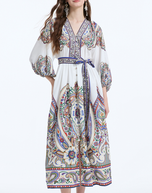 ベリーダンス衣装やレッスン着の上から羽織れるガラベーヤワンピースの正面シルエット、ウエストリボン付きで整ったライン