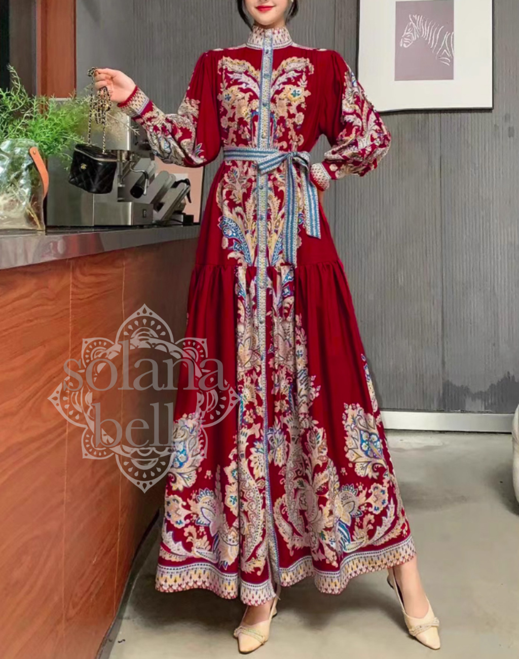 オリエンタル模様が際立つガラベーヤワンピース。ベリーダンス衣装の上に羽織れる上品な一着。