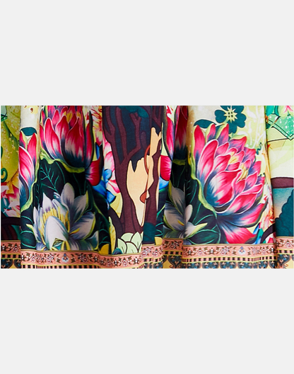 裾部分のオリエンタル柄を拡大したガラベーヤワンピースのディテール。ベリーダンス衣装やレッスン着と重ねた際の柄の見え方が分かるイエローのアップ写真。