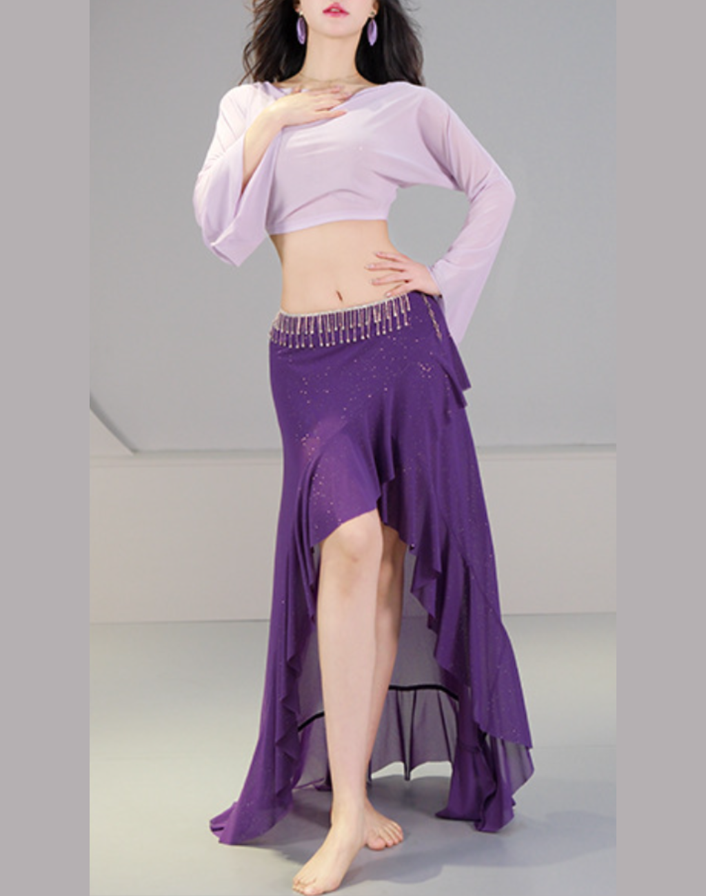 トップスとスカートの組み合わせが分かる正面構図のベリーダンス レッスン着。ウエストラインが見え、衣装としても使えるため初心者にも取り入れやすい一枚。