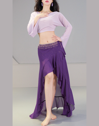 トップスとスカートの組み合わせが分かる正面構図のベリーダンス レッスン着。ウエストラインが見え、衣装としても使えるため初心者にも取り入れやすい一枚。