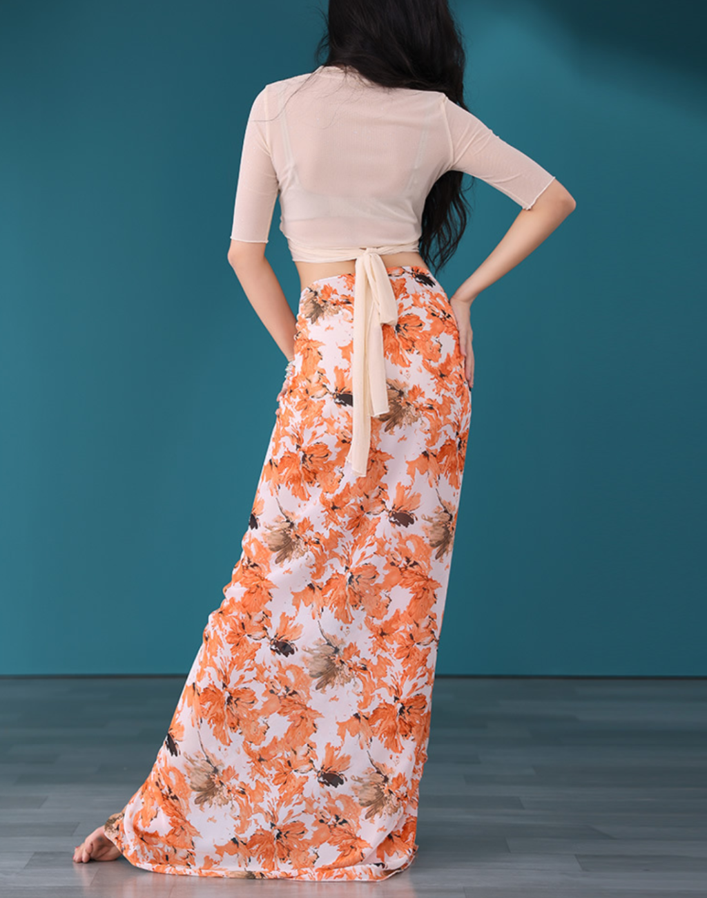 スリットから脚が見える巻きスカートで動きを強調したベリーダンス衣装としても使えるレッスン着