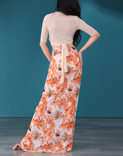 スリットから脚が見える巻きスカートで動きを強調したベリーダンス衣装としても使えるレッスン着