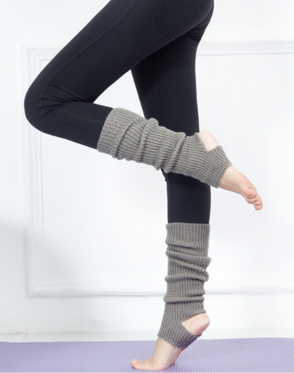 ベリーダンスのレッスン着や衣装に合わせたグレーのレッグウォーマーを着用し、片足を上げた動きの中で足の甲まで覆うトレンカ仕様が分かる着用シーン
