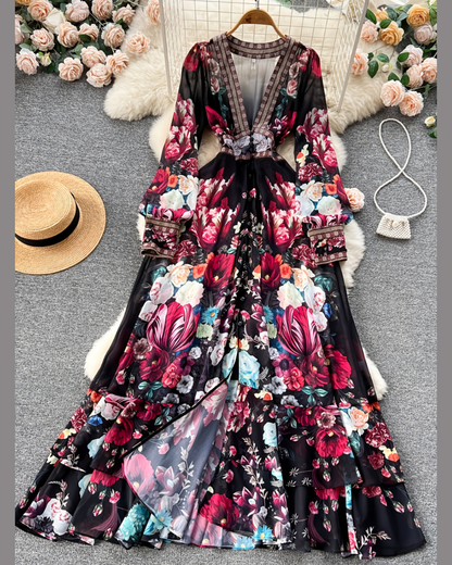 赤やブルーの大きな花柄が入った黒のガラベーヤワンピースを広げて置いた商品写真。ベリーダンス衣装やレッスン着の上から羽織れる総柄のロングデザイン。