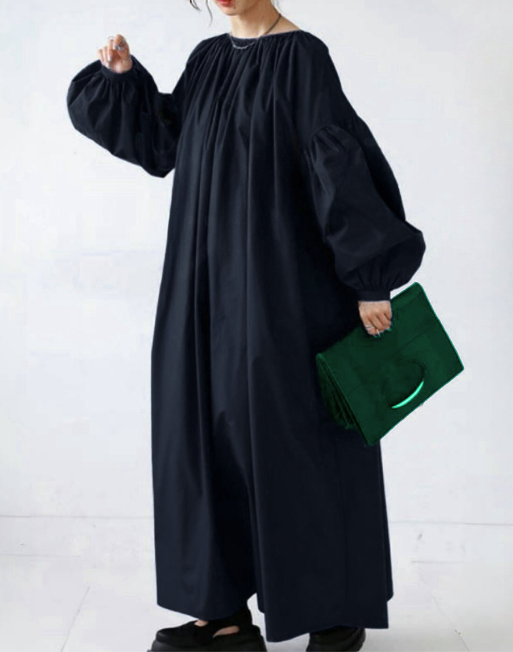 黒のガラベーヤワンピースを正面から撮影した全身写真。広い袖とたっぷりした身幅が特徴で、ベリーダンスの衣装やレッスン着に重ねても動きを妨げないゆるやかなラインが伝わる構図。