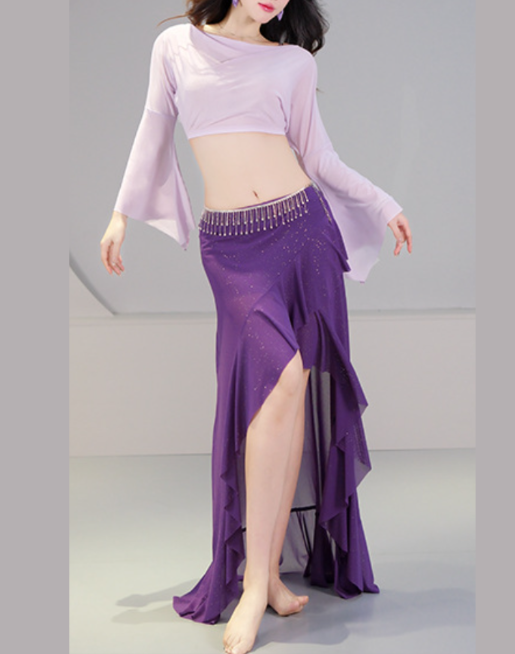 一歩踏み出した動きでスカートの流れを捉えたベリーダンス レッスン着。衣装としても使える足さばきが分かり、初心者の練習シーンを想像しやすい写真。