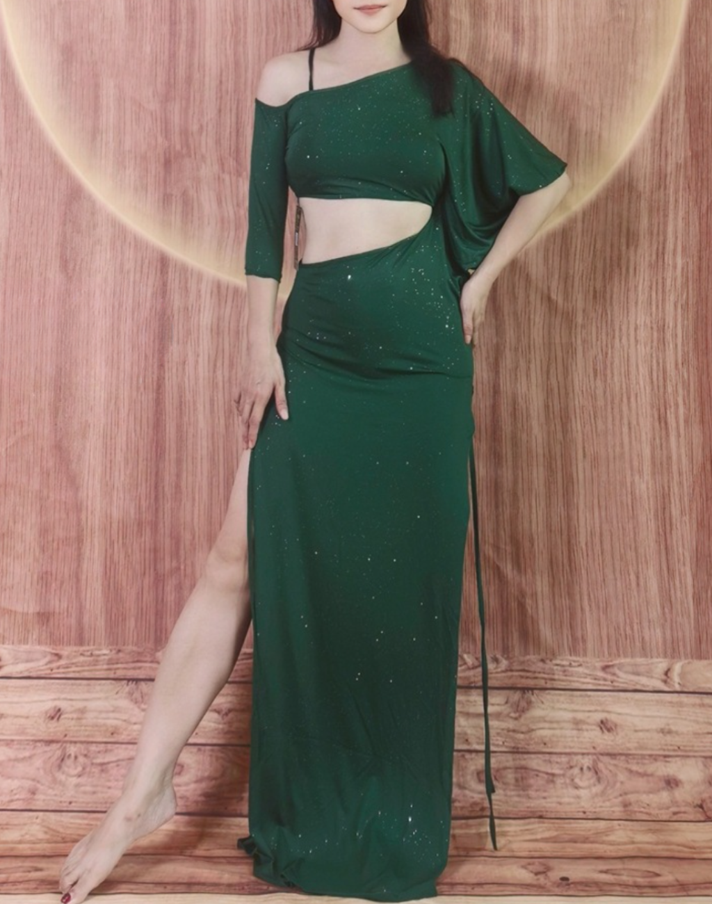 グリーンのベリーダンス レッスン着のスリットから脚をのぞかせ、自然な動きの中で衣装の軽やかさが際立つ。