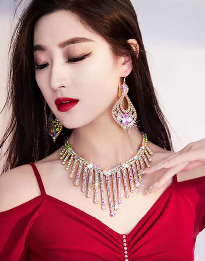 ネックレスと合わせたベリーダンス衣装スタイルに、レッスン着にも使えるアクセサリーとしてオリエンタルドロップのピアスを取り入れた全体バランスが分かる着用イメージ