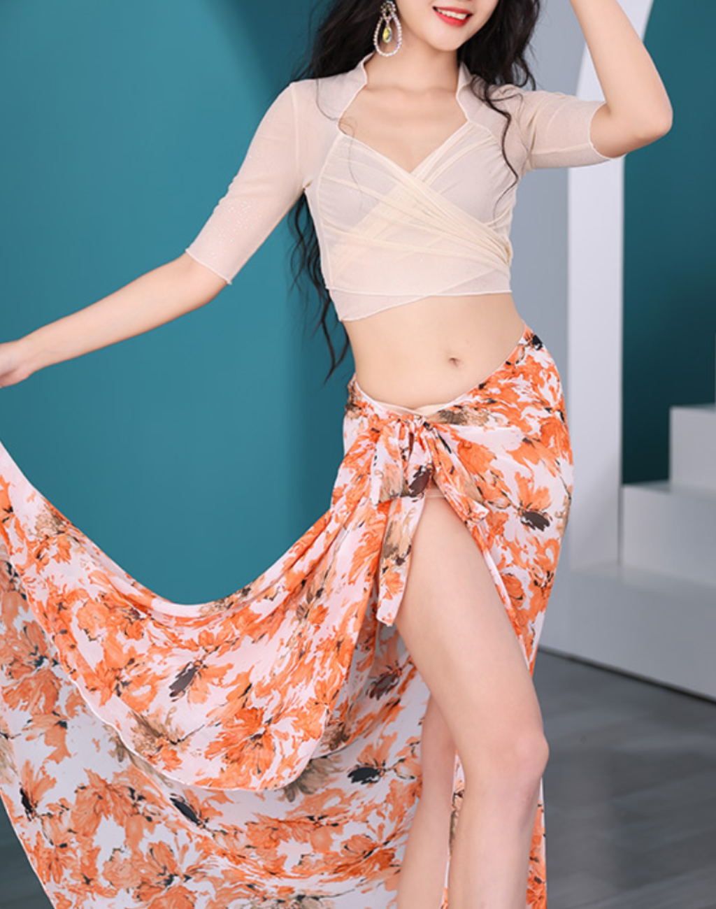 歩く動きに合わせて揺れる花柄スカートが印象的なベリーダンス衣装としても使えるレッスン着