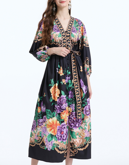 裾に広がる大ぶりフラワープリントが印象的なガラベーヤワンピース。ベリーダンス衣装やレッスン着の上からゆとりをもって羽織れるロングシルエット。