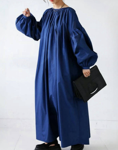 ネイビーのガラベーヤワンピースを全身で着用した正面構図。ベリーダンスの衣装やレッスン着の上から羽織れるサイズ感が分かる写真。