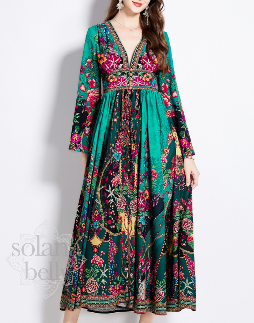 裾を軽く動かしたポーズで、生地の分量感と広がりを見せたガラベーヤワンピース。ベリーダンス衣装やレッスン着の上から羽織った際の動きを想像しやすい構図。