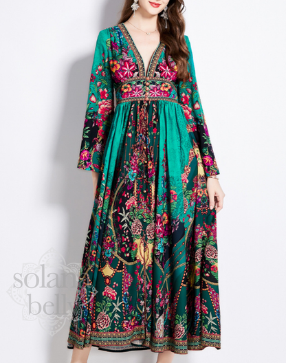 裾を軽く動かしたポーズで、生地の分量感と広がりを見せたガラベーヤワンピース。ベリーダンス衣装やレッスン着の上から羽織った際の動きを想像しやすい構図。