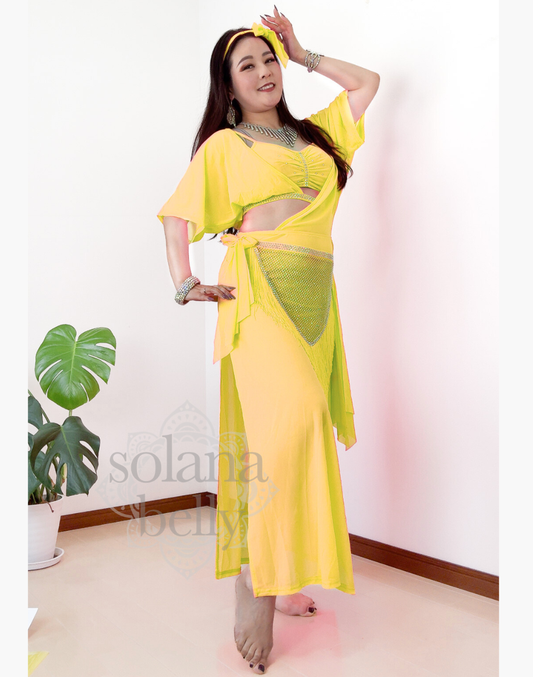 鮮やかなイエローのベリーダンス衣装を着用したモデルの立ち姿。バラディやシャービーに映えるデザインで、初心者にも取り入れやすい可愛い印象のセット。