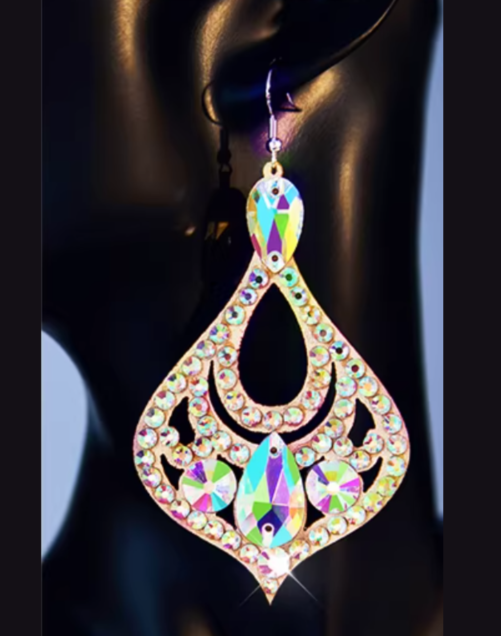 黒背景に映えるオリエンタルドロップのアクセサリー単体写真で、ベリーダンス衣装やレッスン着に合わせやすい透かし模様とクリスタルの配置が分かるディテールカット